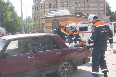 В Рязани спасли людей из горящего здания и заблокированной машины